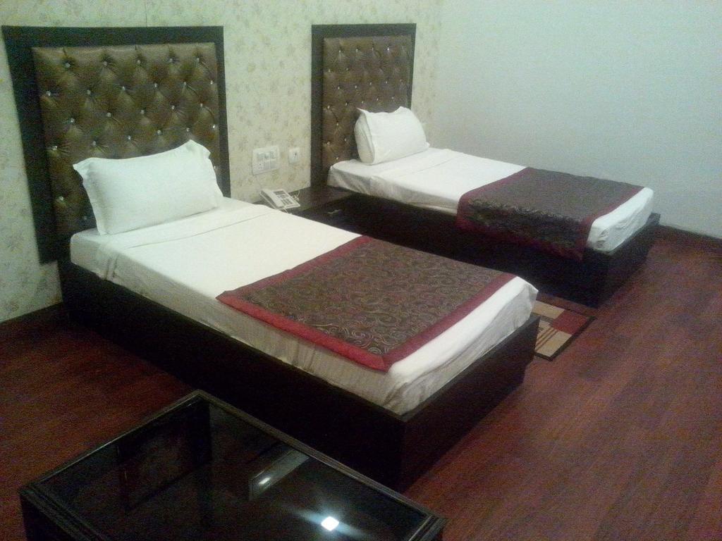 Hotel Krishna International Vrindāvan Zimmer foto