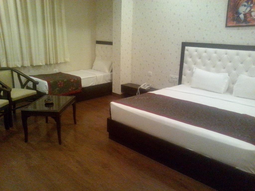 Hotel Krishna International Vrindāvan Zimmer foto